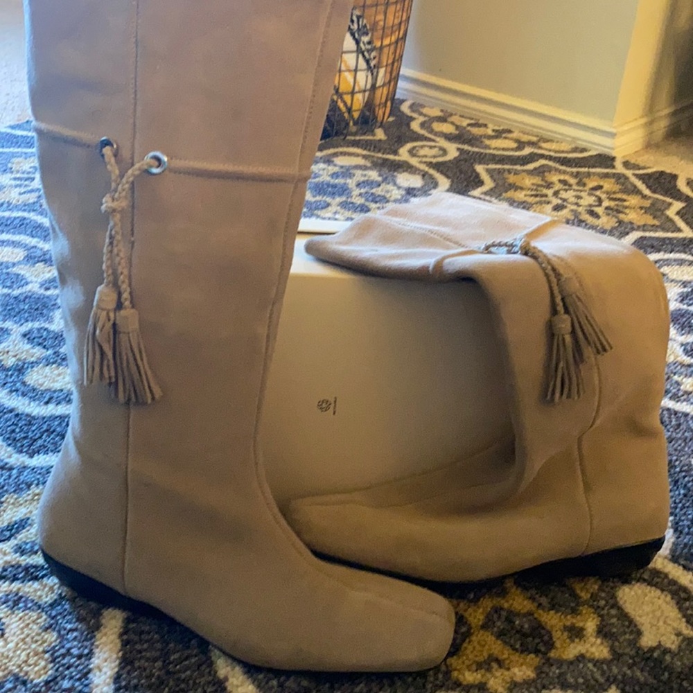 Tan Suede Cole Haan w/Nike Air insoles; great boot, very comfortable.
